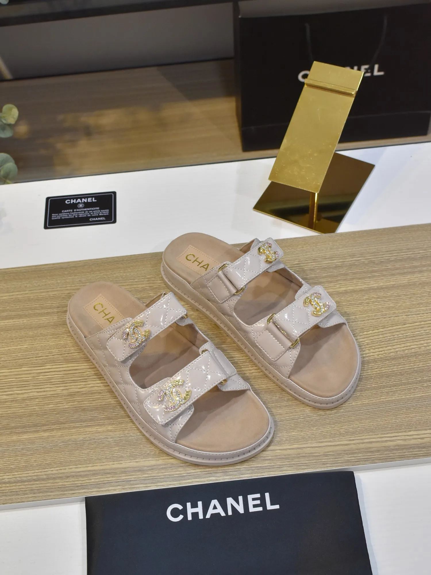 👟👟Ex-factory price 420👟👟 𝑐ℎ𝒶𝓃𝓮𝓁 2025 early spring double pearl latest season new Velcro slippers ————————————❤ European purchasing agent & fragrance grandma’s new fashion latest layout 🔛 Small fragrance sandals that exude lasting charm ~ The original development supports any comparison in the market 🆚The so-called smooth and natural lines To restore the original look, many celebrities have recommended it as one of the must-have items for spring. It is super comfortable on the feet! [Top version] ⚫ Size: 35-41 (41-42 customized, non-returnable)